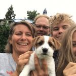 Et billede af den familie, der købte Haus Hesselbjerg's Bjørn, en dejlig han hvalp af racen Jack Russell Terrier.